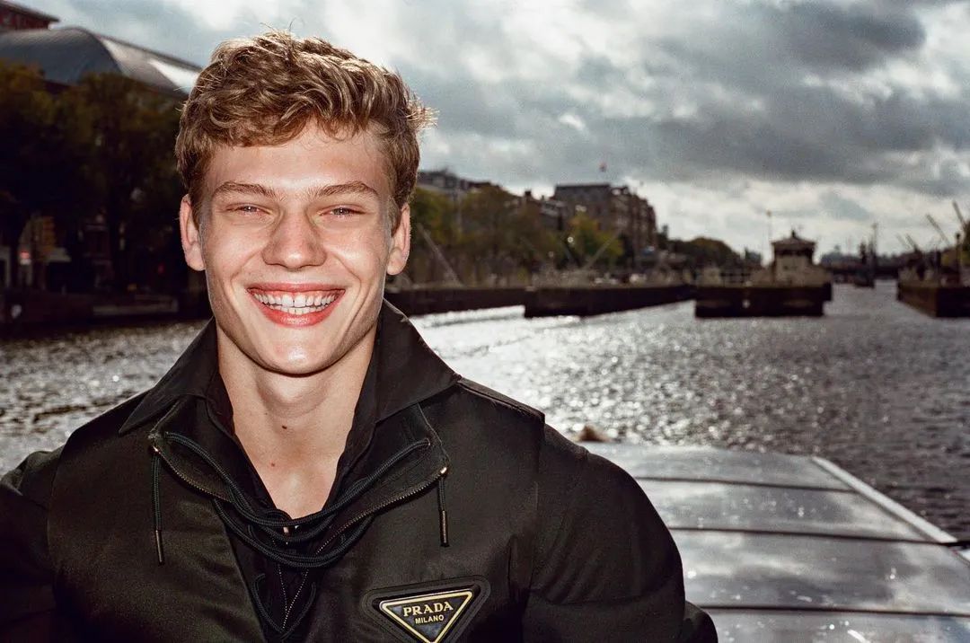 阿玛尼最新时装,男模特走秀阿玛尼