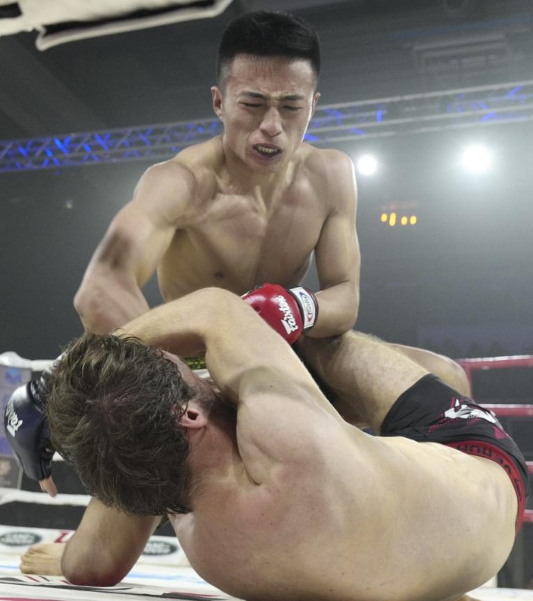 山东硬汉打美国拳手视频,山东硬汉暴打美国拳手