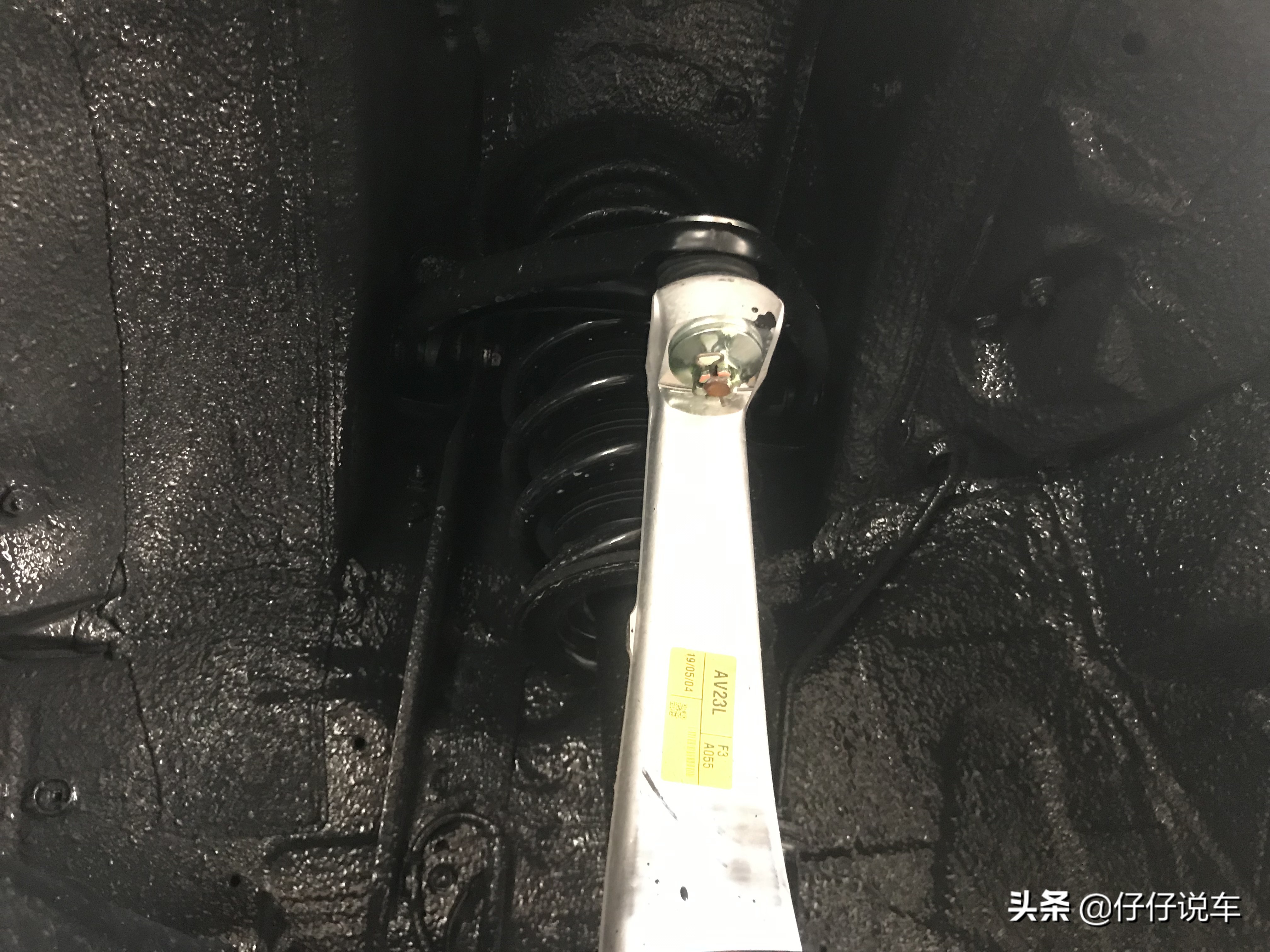 吉利帝豪新车自带底盘装甲吗,新车装底盘装甲多少钱手工费