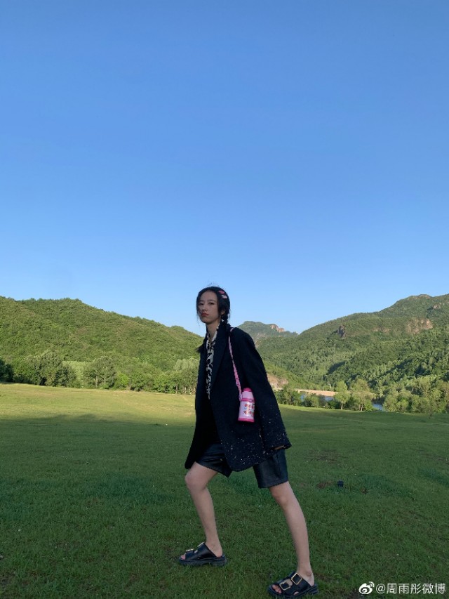 跟周雨彤学穿搭,周雨彤来自海洋的你穿搭