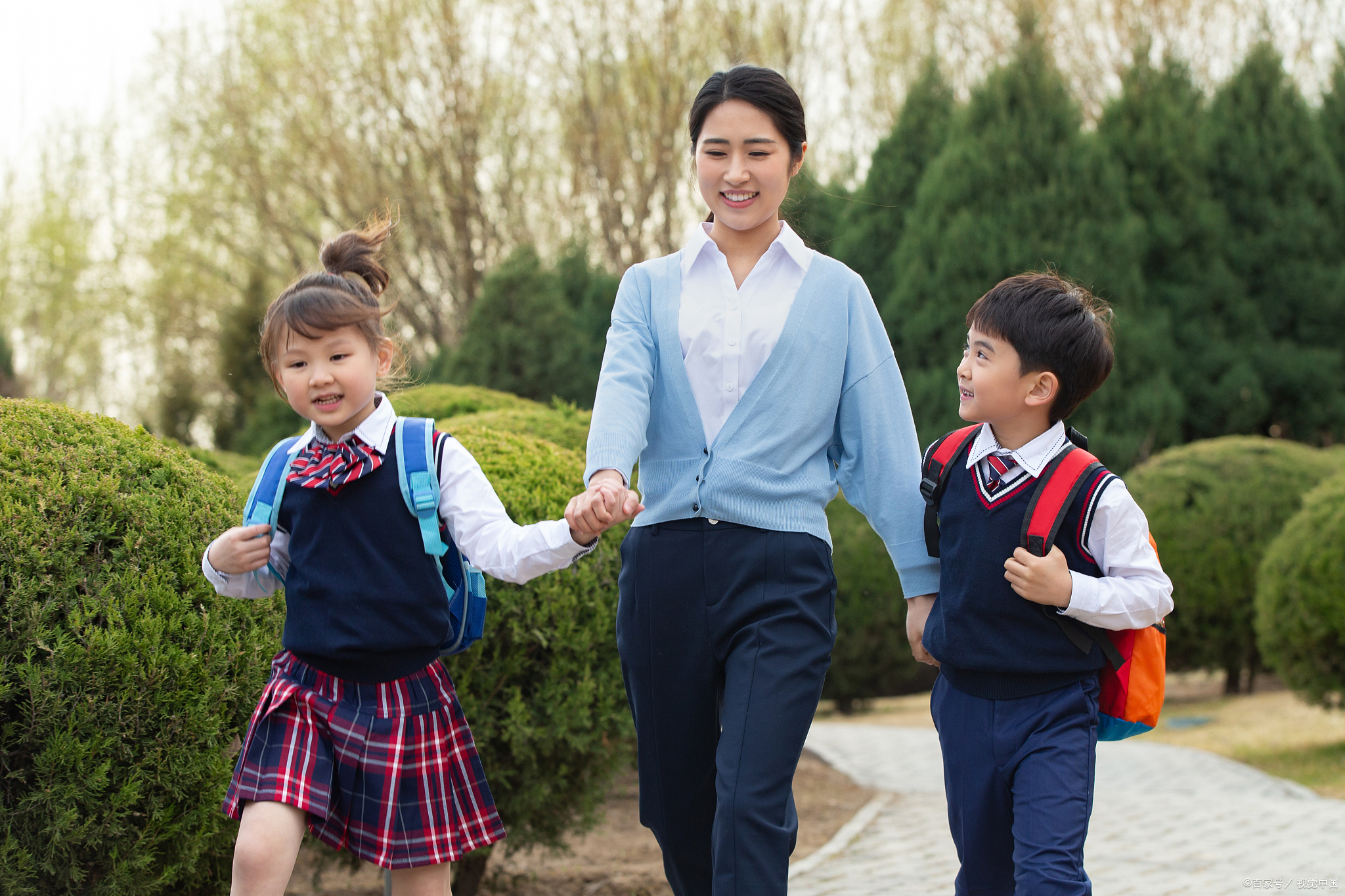想当小学老师需报考什么大专,小学教育就业出路有什么