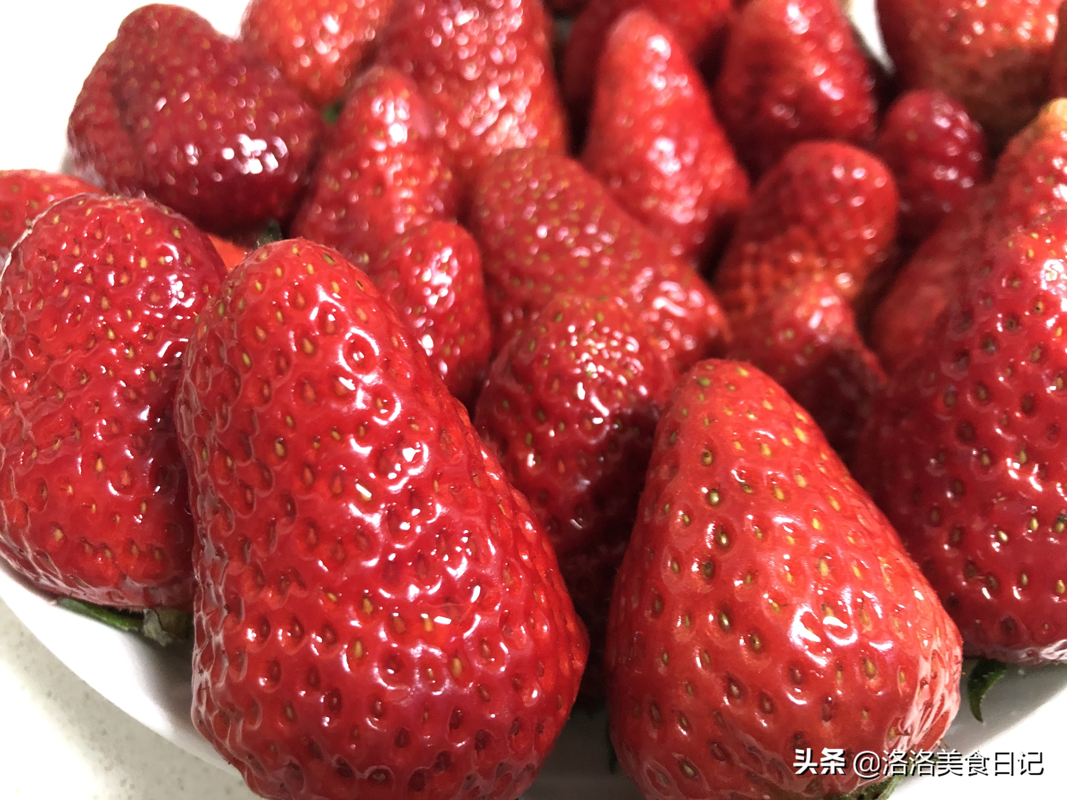 洗草莓，直接用清水洗等于吃虫卵，教你一招，洗得干净吃得更放心