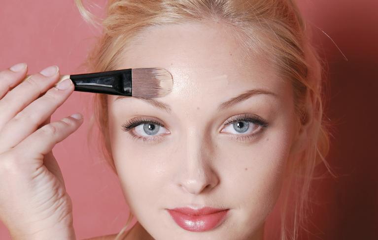 化妆步骤先遮瑕还是先bb霜,化妆步骤初学者适合粉底还是bb霜