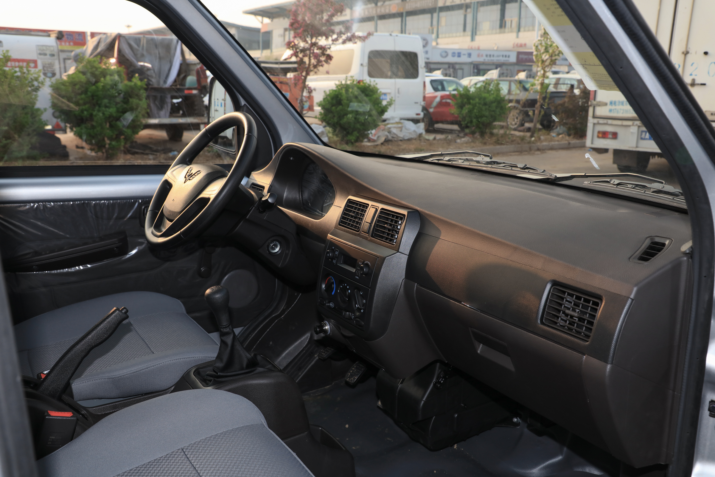 一直很好奇,五菱之光小卡和荣光小卡哪个好