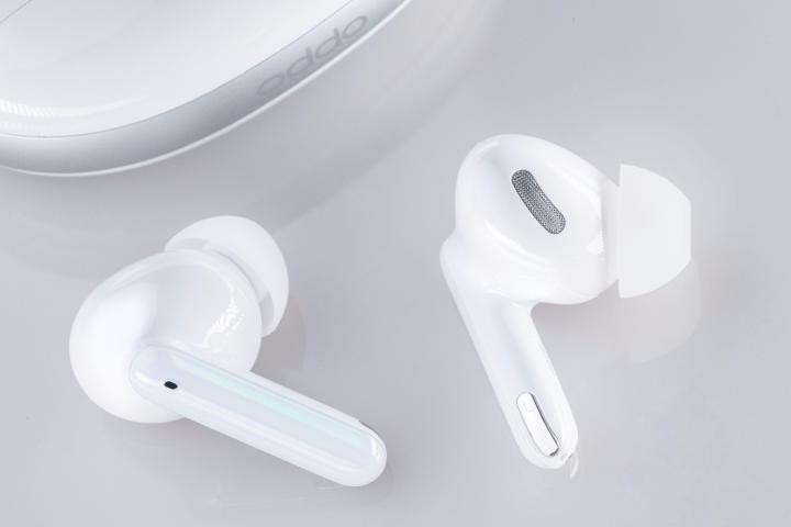 推荐一款简单精致的电脑桌 (实木电脑桌效果图大全2015款)