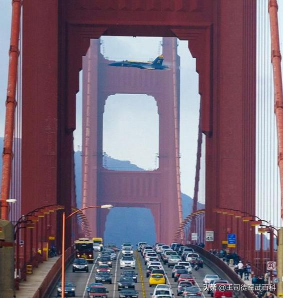 军人把女友照片放兜里视频,军人把女朋友照片放头盔