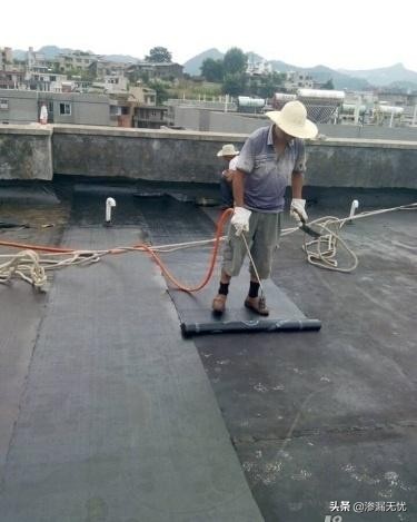 自建房屋顶裂缝漏水最好处理方法,农村自建房屋顶天沟漏水如何处理