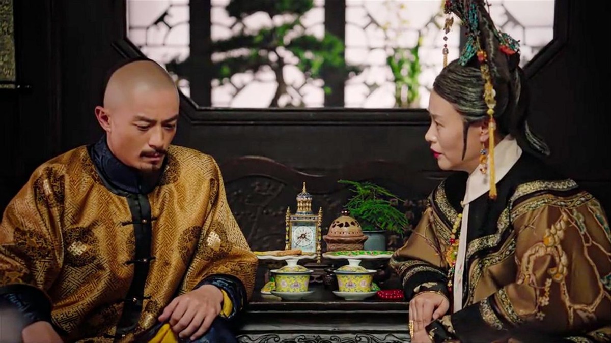 如懿剪掉她的画像焚烧,如懿死前把画剪了