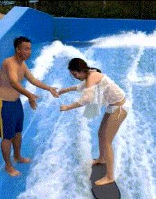 “姑娘你不能挡一下那里么？那东西让人看了很难为情”哈哈哈