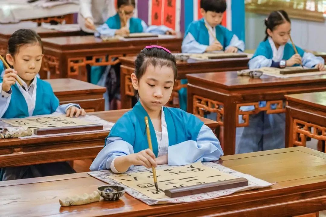 给孩子营造爱学习的氛围,融洽的师生