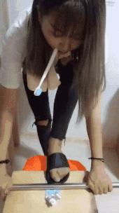 坐高铁遇到旁边老阿姨脱鞋,坐高铁遇到旁边阿姨脱鞋