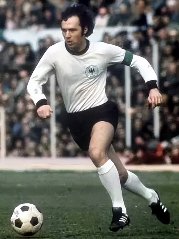 前锋中场后卫门将哪个重要,足球门将后卫中场前锋