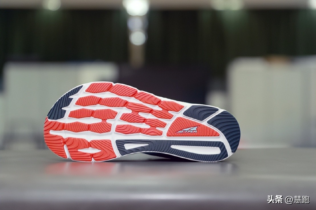 跑鞋科技有用吗,碳板跑鞋和普通跑鞋谁的脚感更好