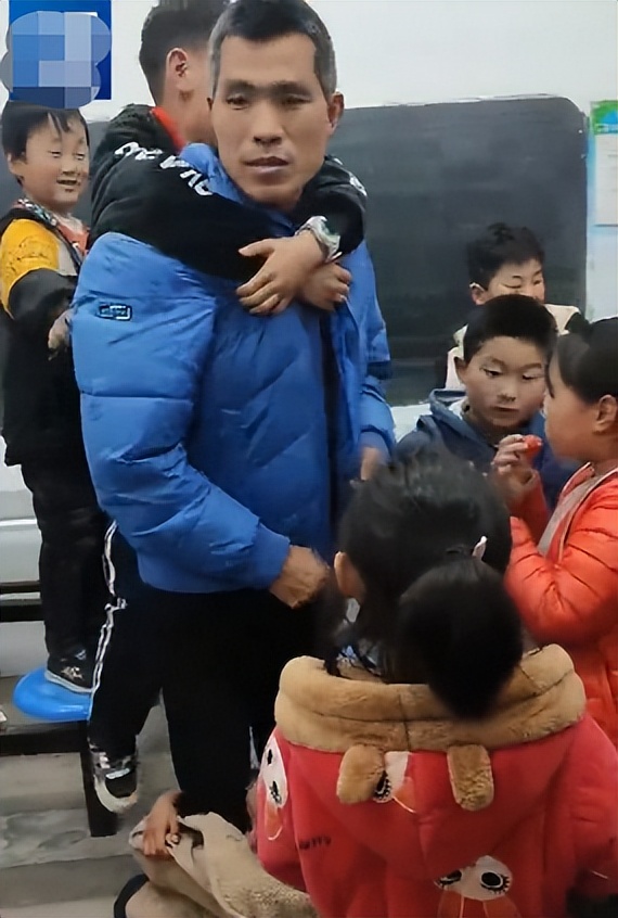 80后“校长爷爷”张鹏程放弃高薪，垫14万修学校，他图啥？