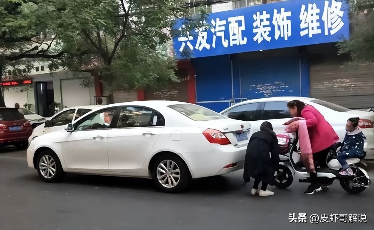 车停路边收费被人撞了咋赔,车停路边被骑车人撞上了哪个错