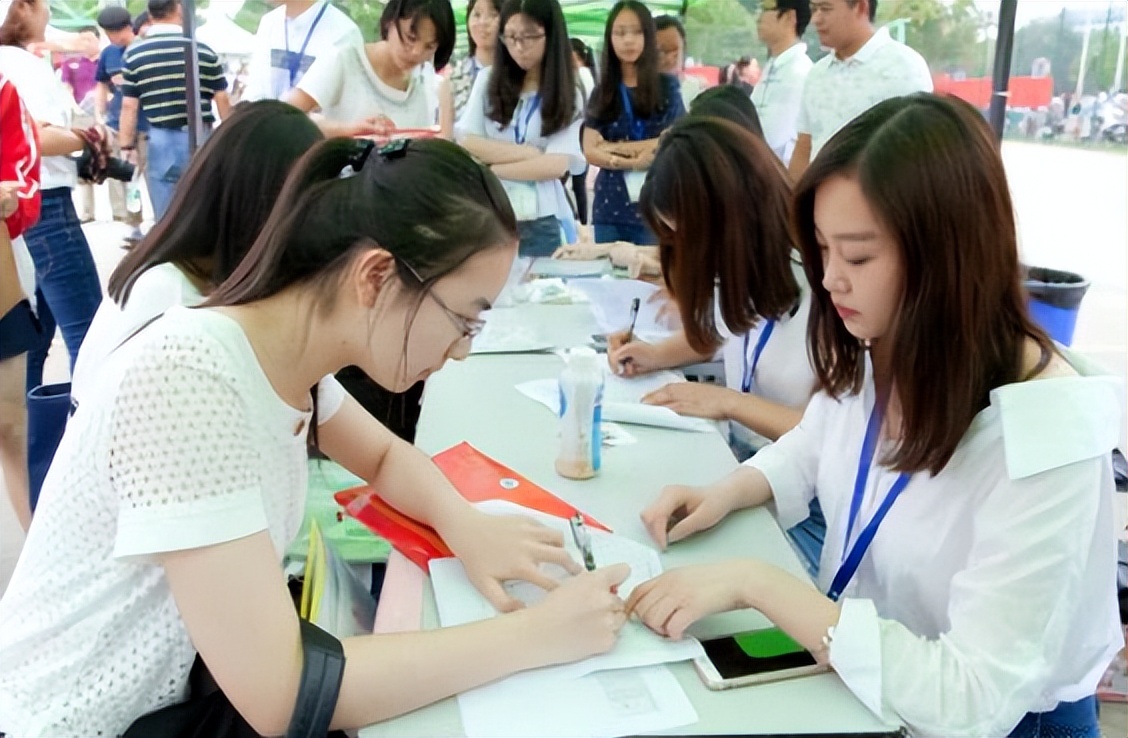 大学专业就业前景排行100名,大学热门专业排名前十名数据分析