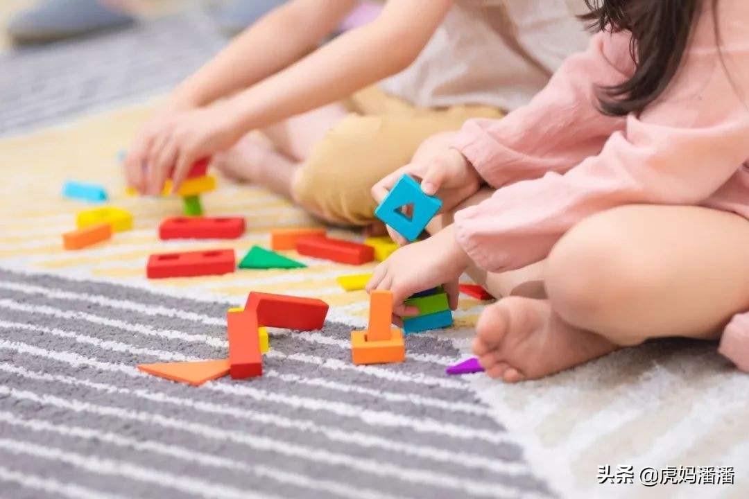 两个小孩相互抢玩具打架怎么教育,孩子发生矛盾抢玩具家长怎么解决