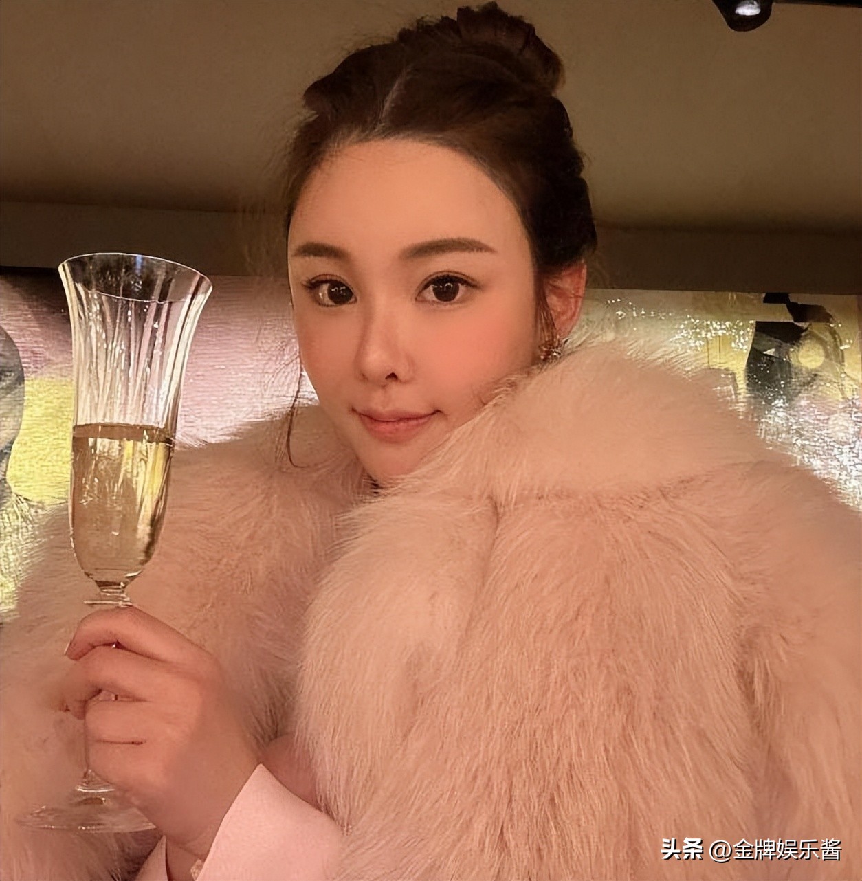 蔡天凤嫁入谭家后突然暴富：买大量的同款包，疑似帮夫家洗钱