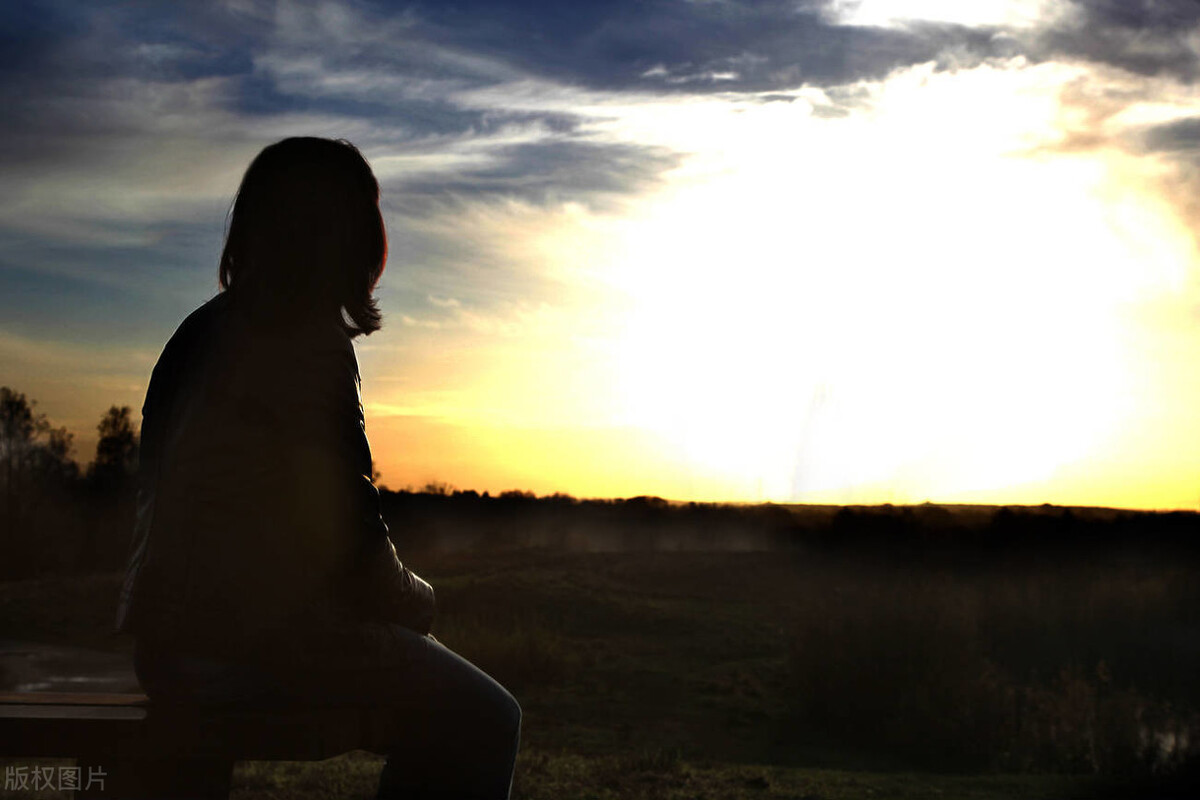 他很少超车,前车走得慢必有原因,超车没有意义,能到达目的地