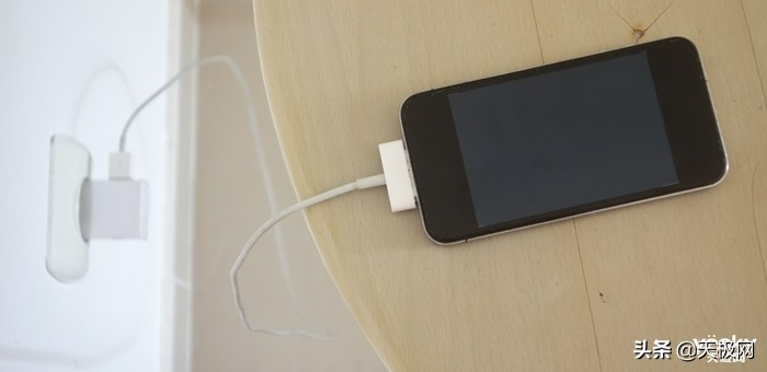 为什么充电口都在底部,手机充电接口不能在顶部吗