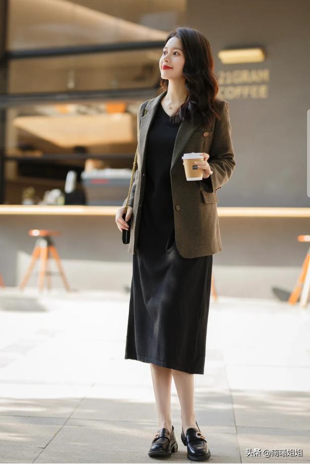 秋季用4双鞋提升时髦感,既能搭裤子又能搭裙子的秋冬鞋