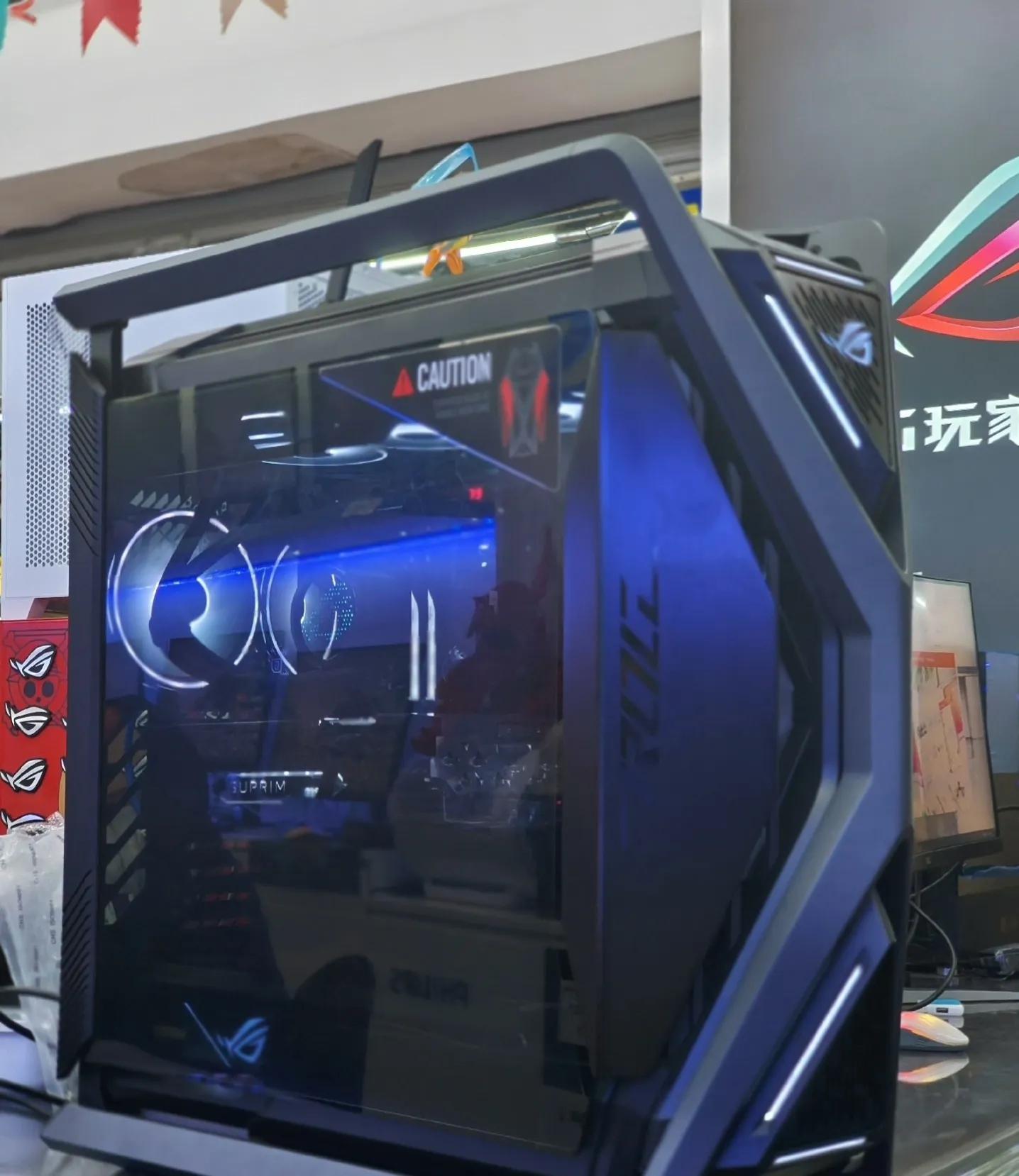 到电脑城遇到富二代配电脑一台主机六万多块钱老板估计赚翻了