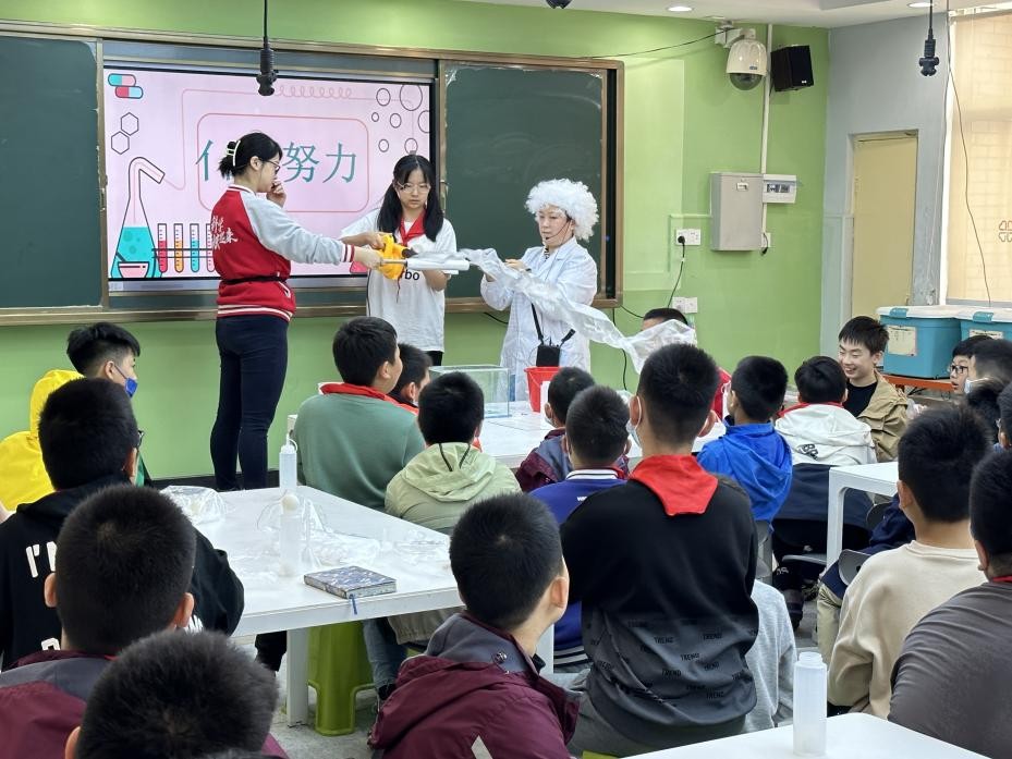 “玩转科学，激发好奇心”——郑州科技馆“双减”课程走进互助路小学