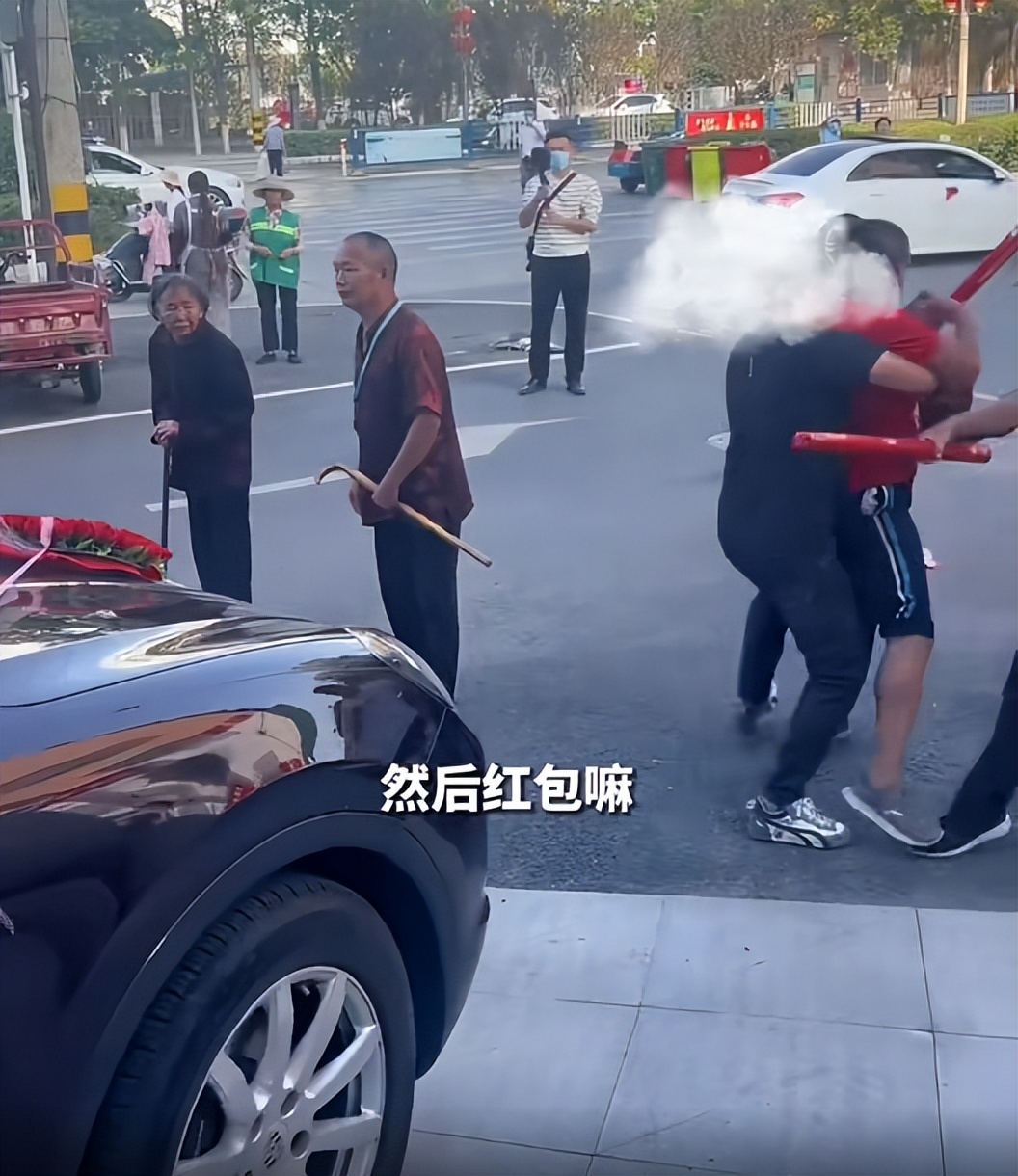 老人组团劫婚车不给红包不让走,老人组团马路拦婚车要红包