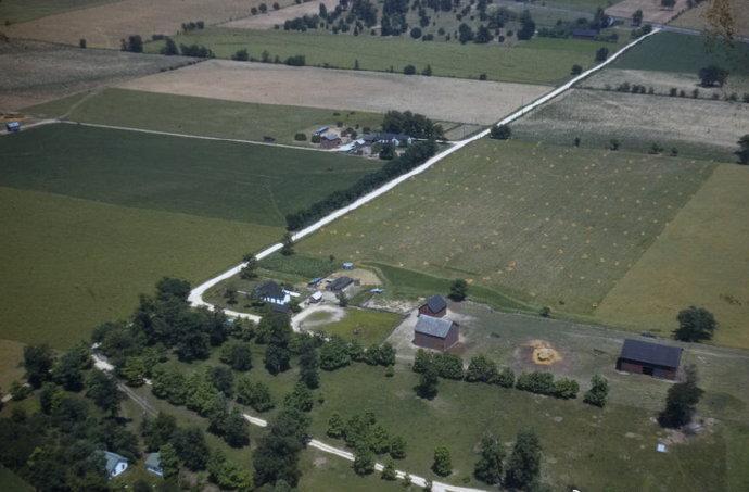 卑鄙龌龊老照片：*楼青**女子妖娆多姿，妇女露胸喂奶被孩子撕扯衣服