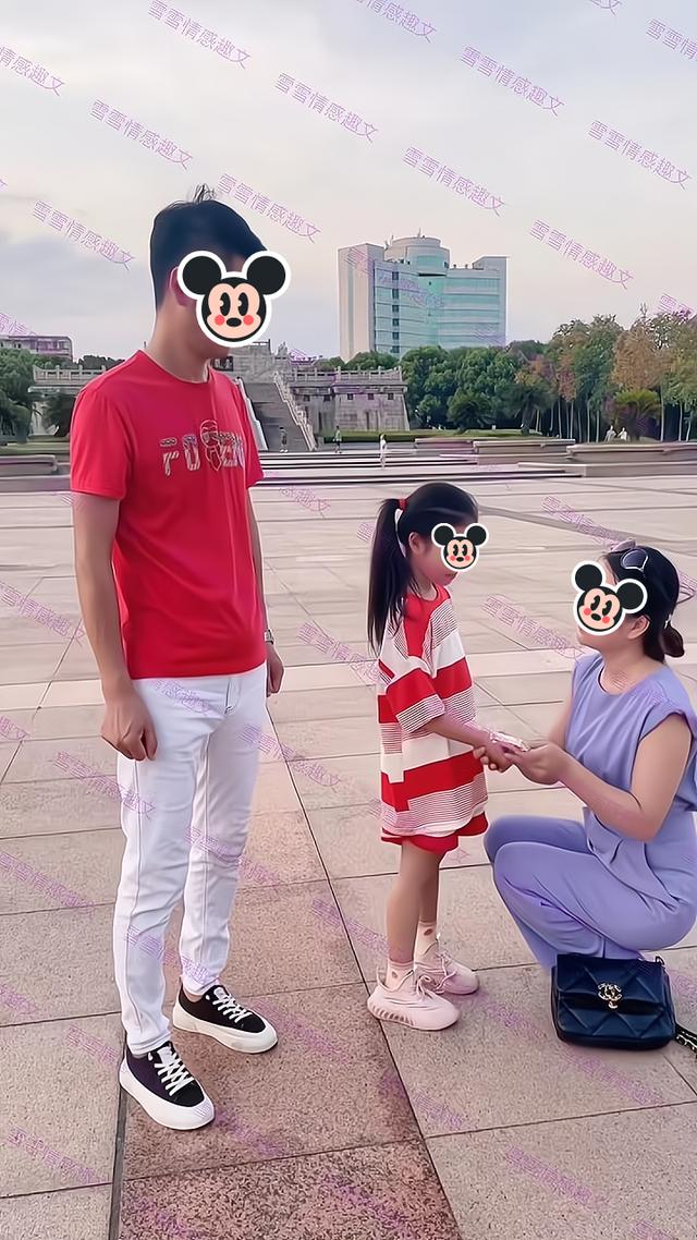 一女子拿生活费给孩子，前夫把钱扔在地上：钱买不回她失去的母爱