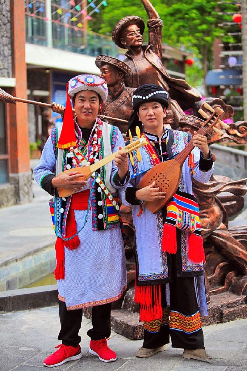 云南傈僳族上刀山下火海的场景,敢上刀山下火海的傈僳族
