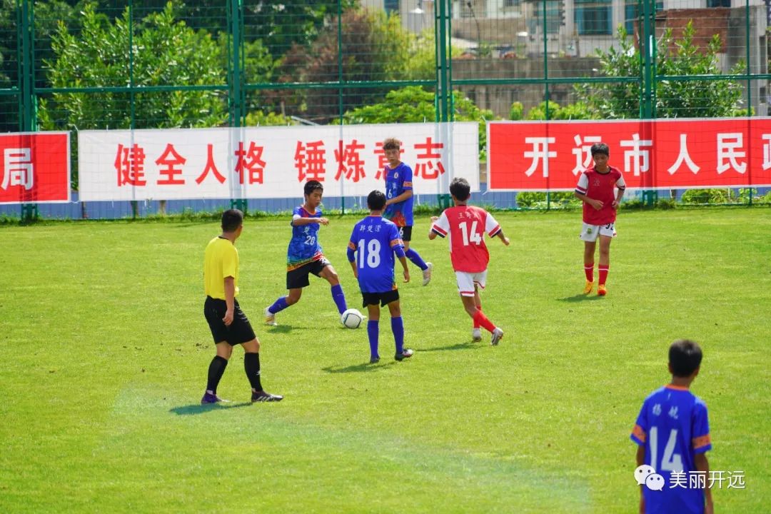 看着赛场上意气风发的少年,赛场上飞奔的少年挥洒着汗水