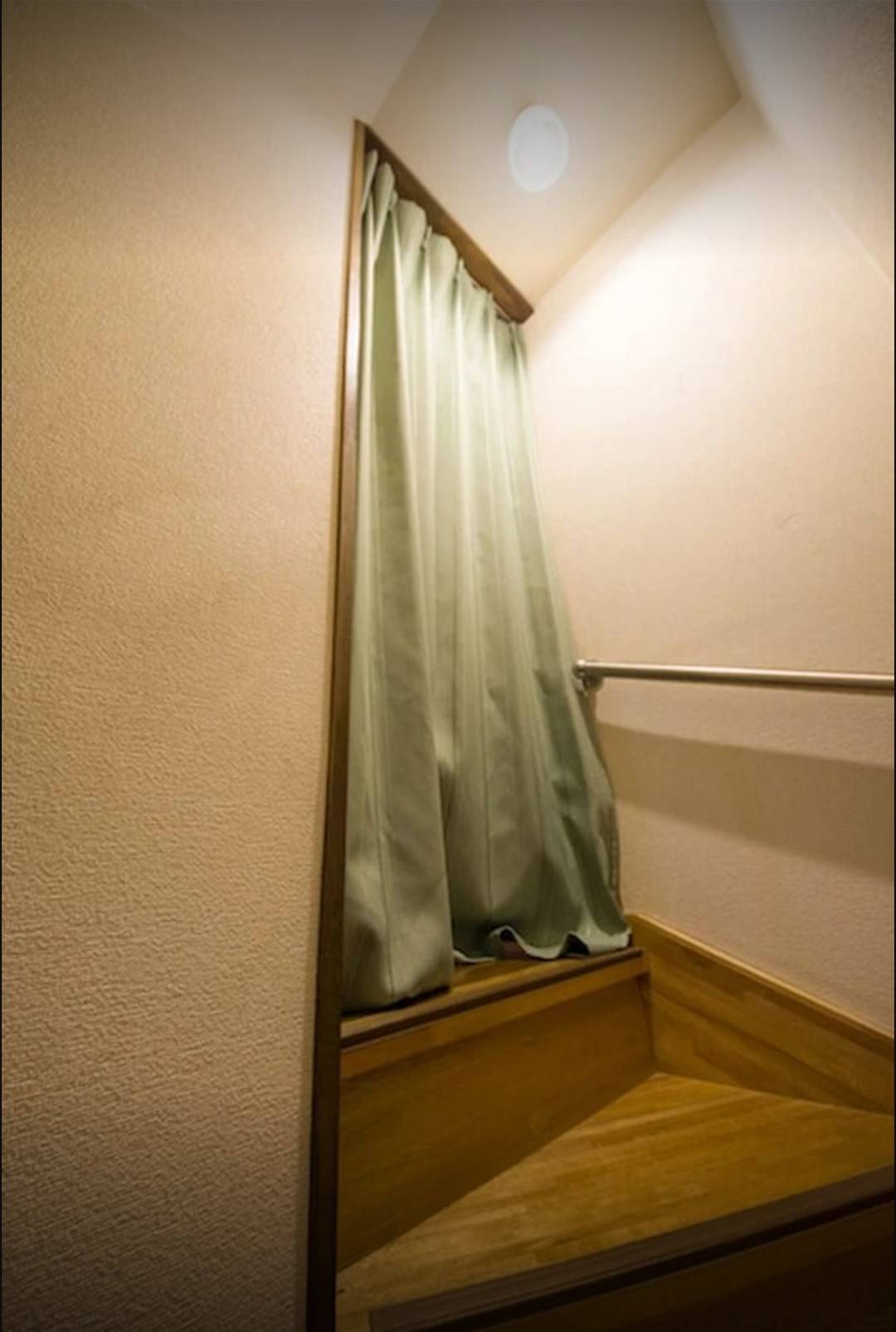 阁楼楼梯口封闭帘子,室内楼梯口怎么遮挡美观不跑热气