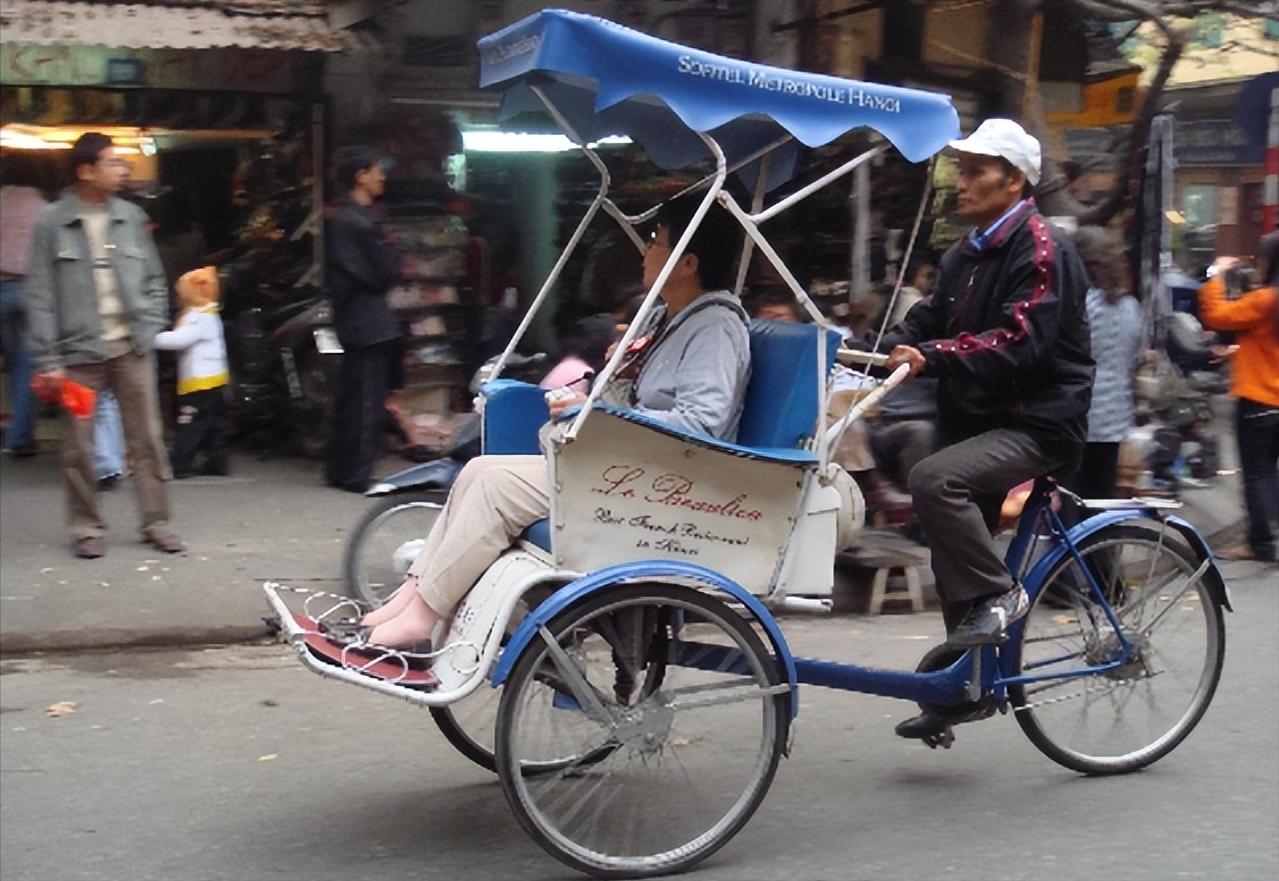 中国各地的硬核交通，重庆出租车贴地飞行，武汉公交速度直追火车