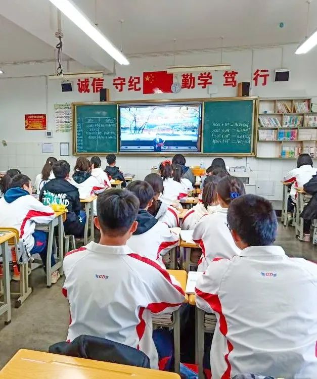 开学季校园展示打卡,开学啦冰墩墩小学生积极向上图片