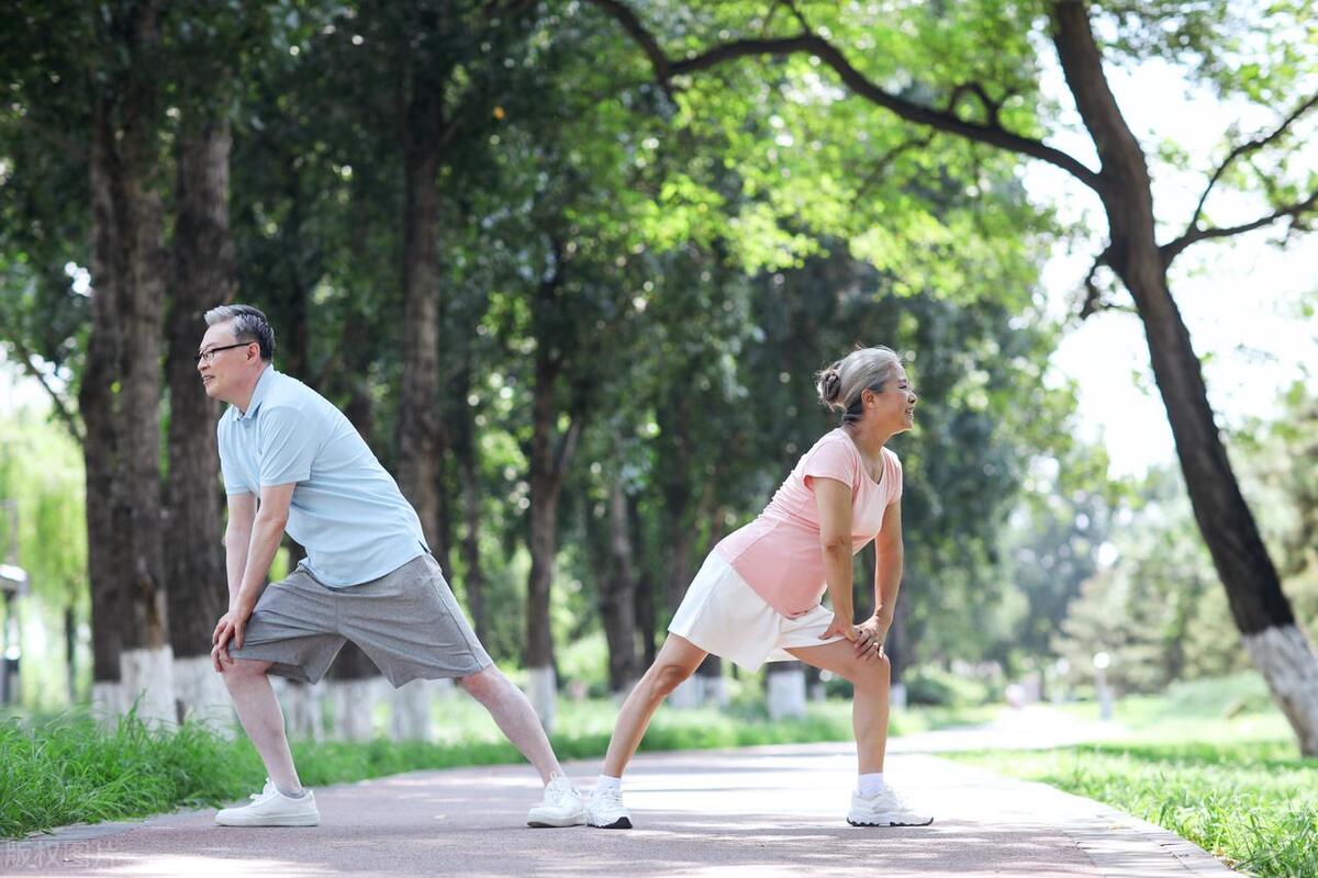 爱护眼睛，老年人如何预防眼底出血呢？医生给出答案