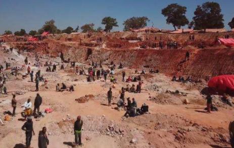 非洲最奇葩的贫民窟,捡剩饭也要花20万买名牌西装,只为上街遛一圈