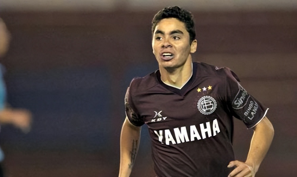 本赛季在纽卡状态神勇的阿尔米隆：浓眉大眼的全村希望