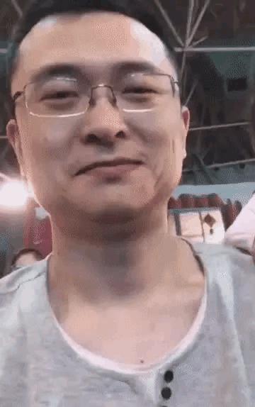 下雪天摔跤容易摔倒哪,下雪地上好滑大家注意安全