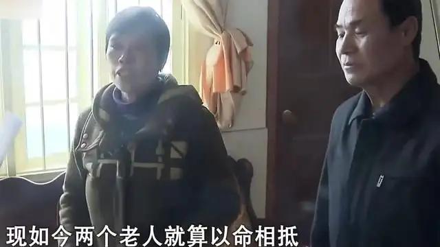 29岁姑娘抛夫弃子，执意嫁当姥爷的50岁大爷，男子：她能帮我赚钱