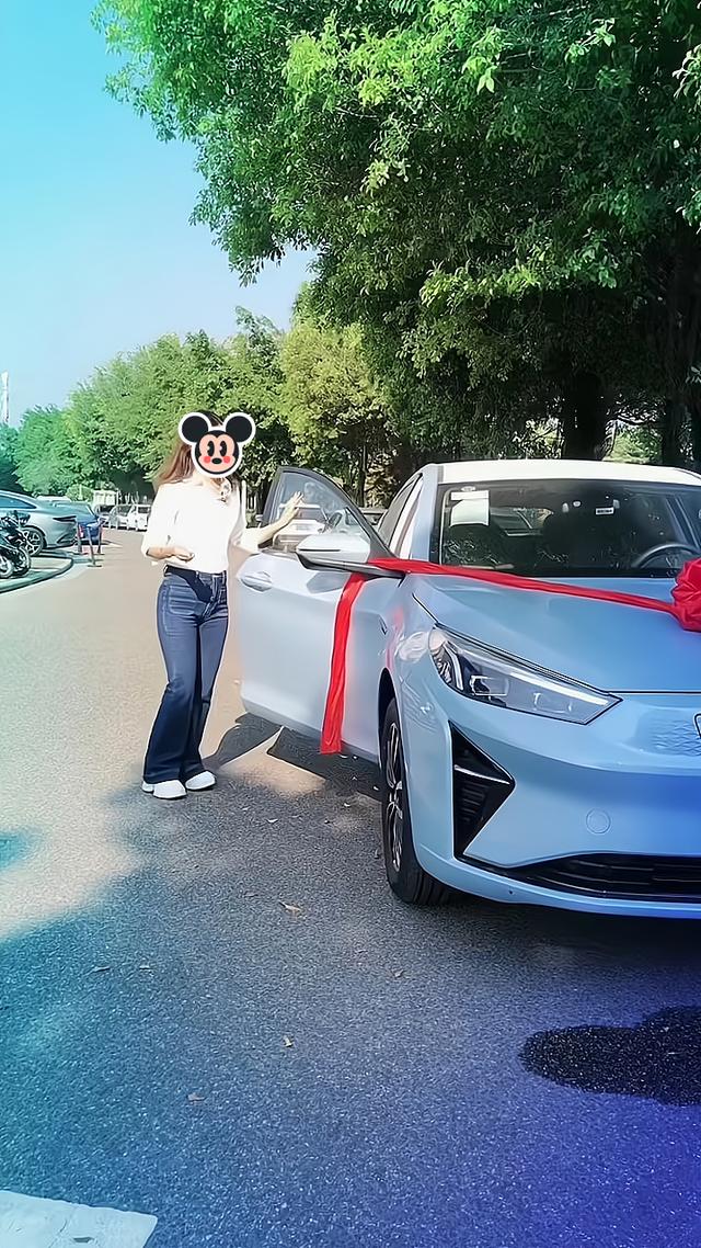 一女子买新车,兴奋过度在车辆旁边跳舞,就连锁个车都要摆姿势