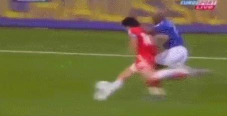 足球剪刀腿两人受伤,最悲壮的犯规郑智