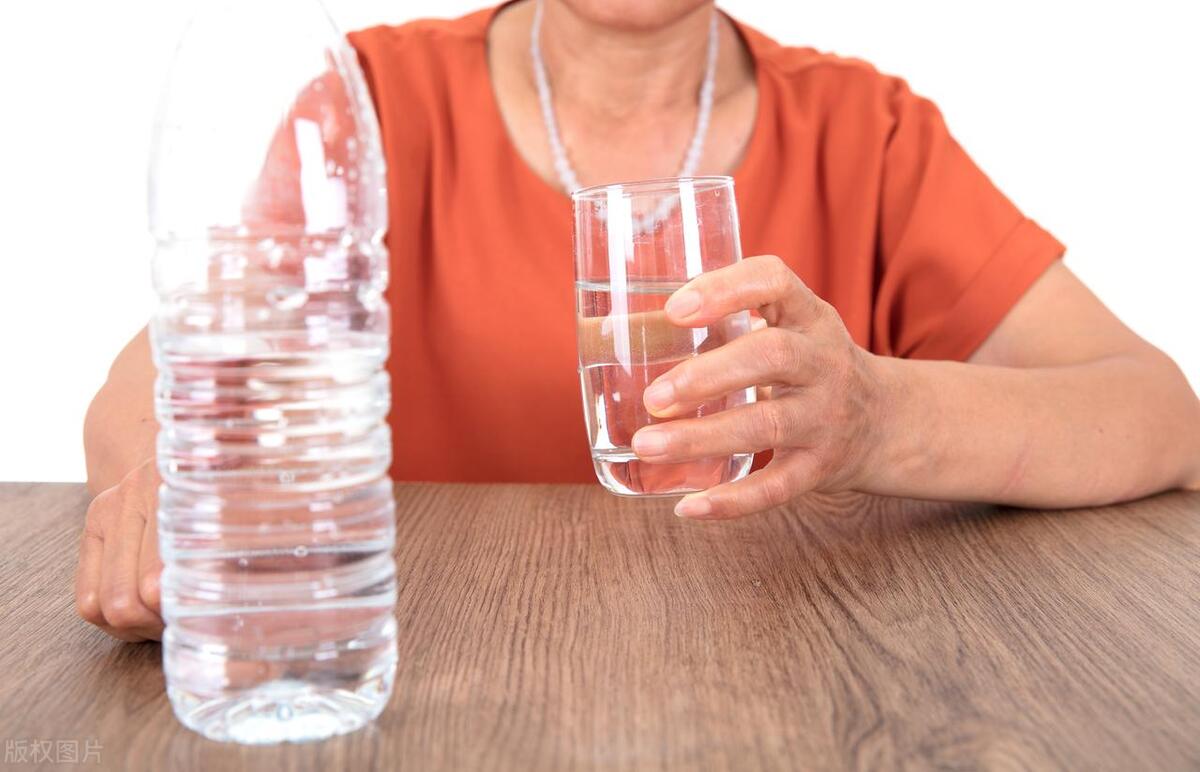 老年人半夜睡觉嘴干发苦什么情况,中老年人夜里睡觉嘴巴干