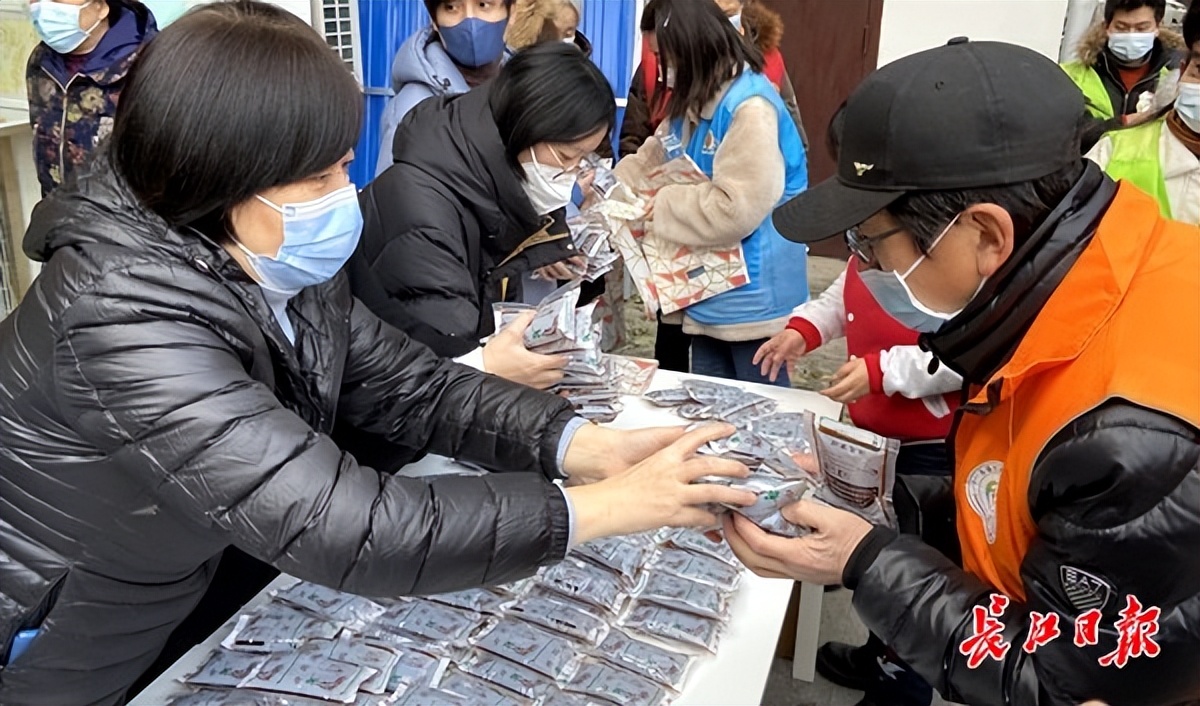 中医给群众发放防疫汤剂,免费送防疫一线中药