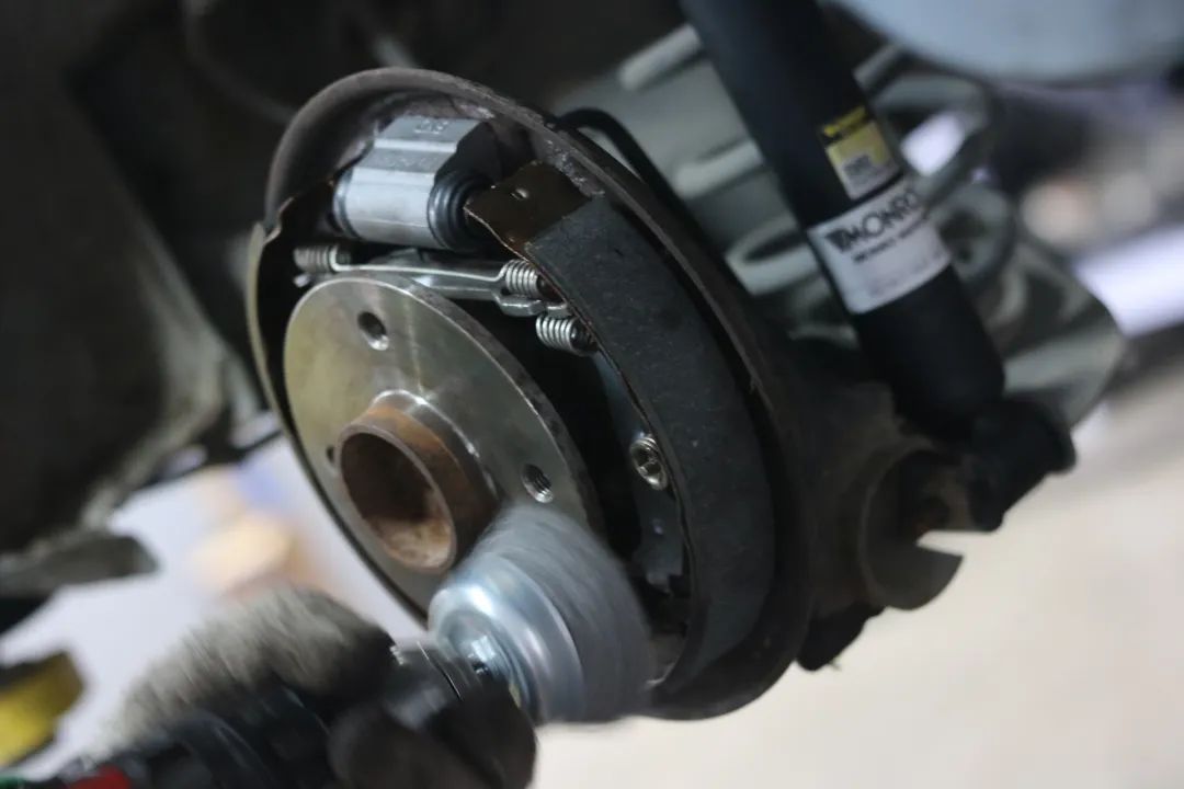 2010款比亚迪f0翻新案例,比亚迪f0全车翻新喷漆多少钱