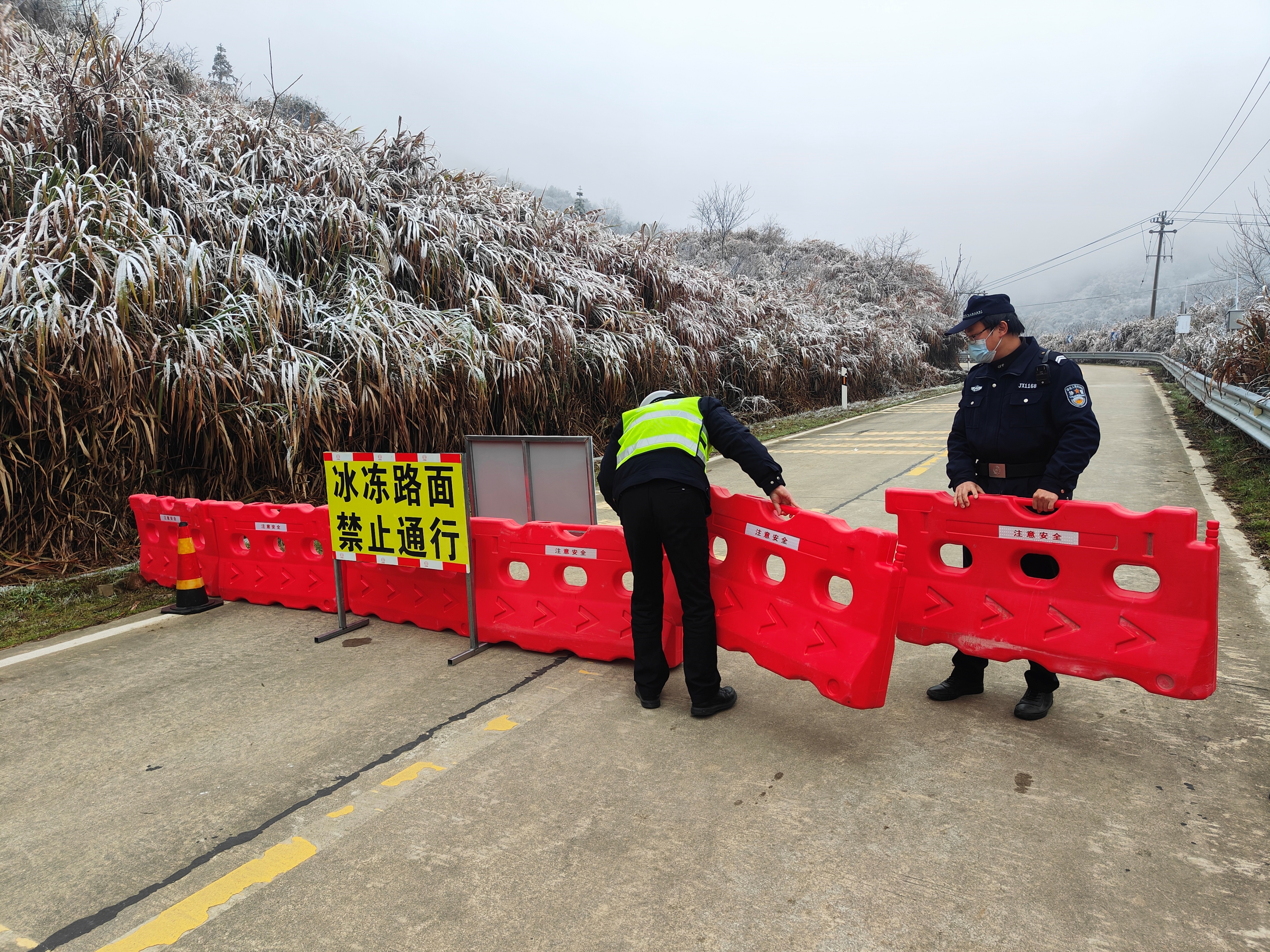 黎川县交警支队动态,黎川交警护航出行