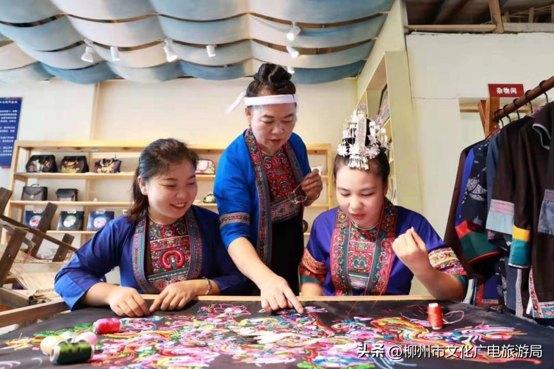 盛夏的风吹过茶园，穿过侗寨，在风情三江留恋不走~