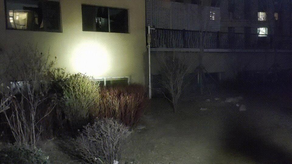 手持版探照灯，大能量长续航徒步户外可靠无忧