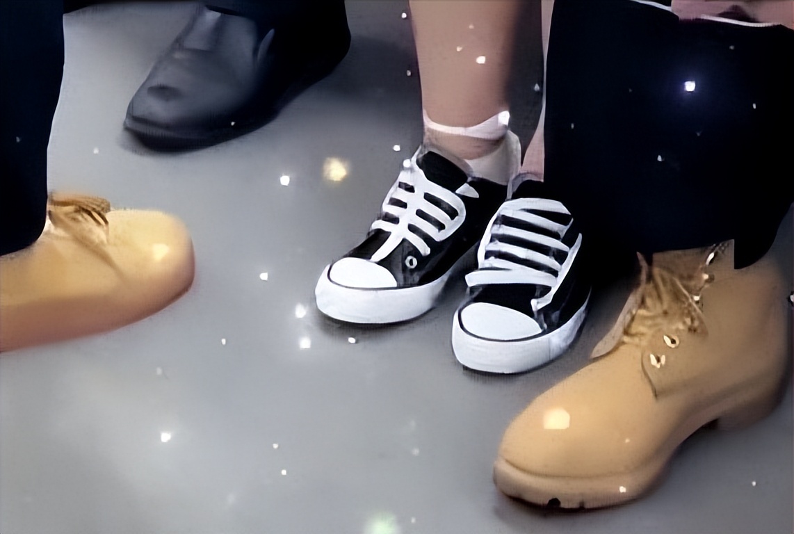重庆，女子鞋带系成“单身”字样，吸引男子注意：男子秒懂加微信