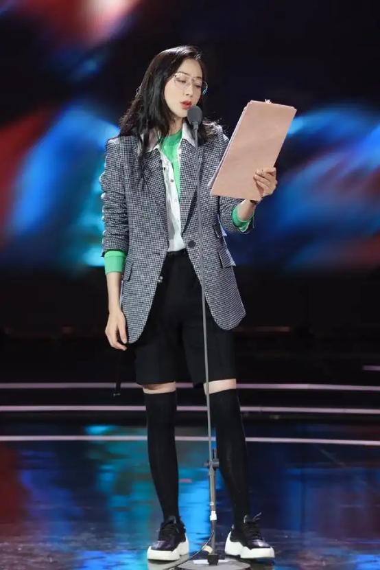 韩雪把西装穿出了新风格,金丝绒西装套装韩雪